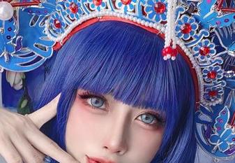 全套职业装，Byoru在图集中教你用幽默打破职场救世主的刻板印象！