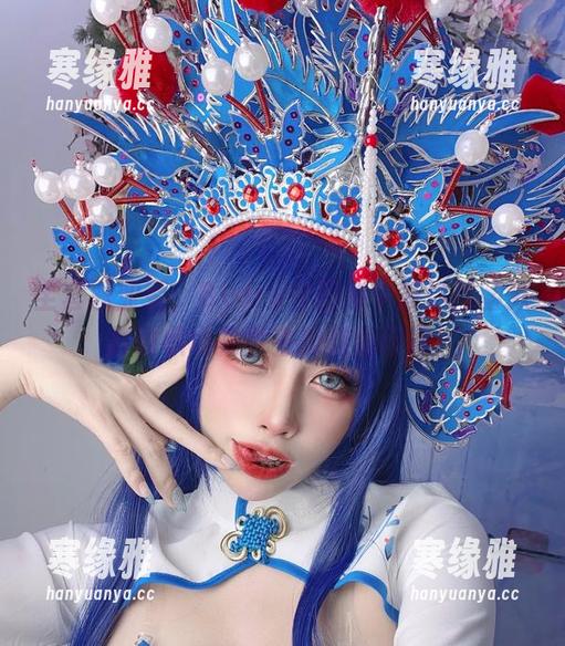 全套职业装，Byoru在图集中教你用幽默打破职场救世主的刻板印象！