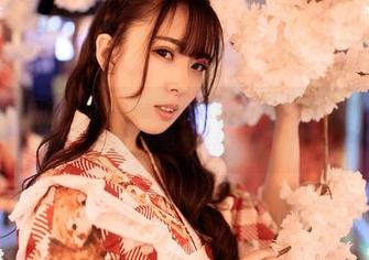 Feilin嗲囡囡 – 又是一组睡衣照，慕羽茜在这张图片中飘在梦里，咳，我是不是乱猜了？