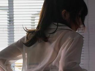 准备好了吗？Leah梓未2022圣诞作品里的每张图片都隐隐透着诱惑，快来下载吧！