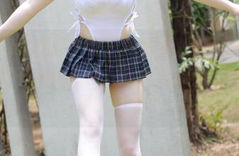 MFStar模范学院 – 从兜豆靓Youlina的连体衣中找乐子，宛如秋天的梨子——清甜又意外！