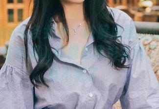 TouTiao头条女神 – 破解周熙妍的制服私拍：那件衣服，好像把我也套牢了，图包真不得了。