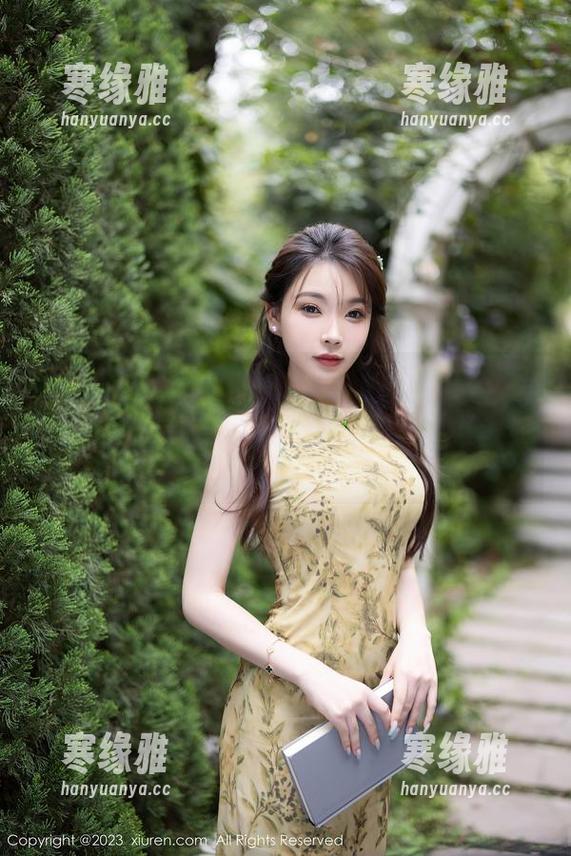 Xiuren秀人网 - Nic妮可可在免费图包中化身学姐，看到她只是看个图包就心痒痒。