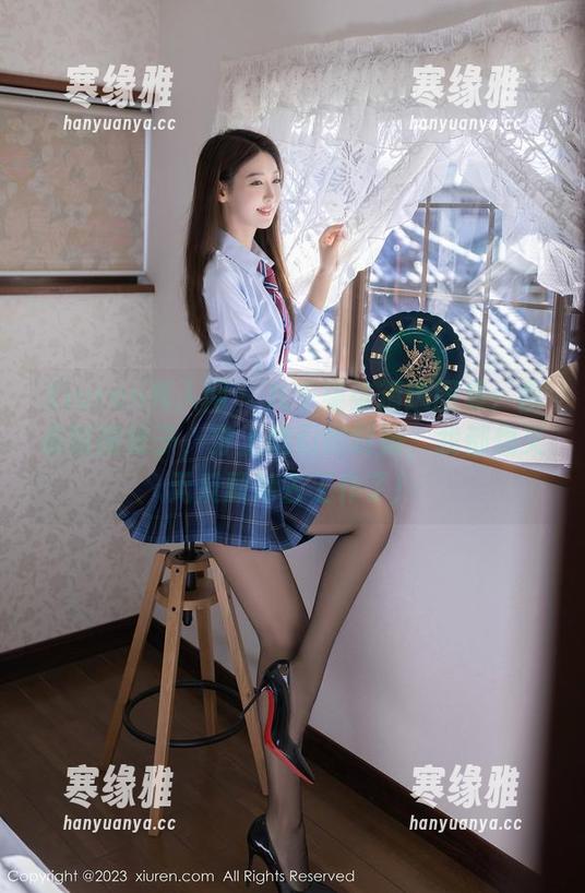 Xiuren秀人网 - 九千柒柒精选图集：苗条制服妹子，穿上她们的制服，我都想义无反顾地去工作了！