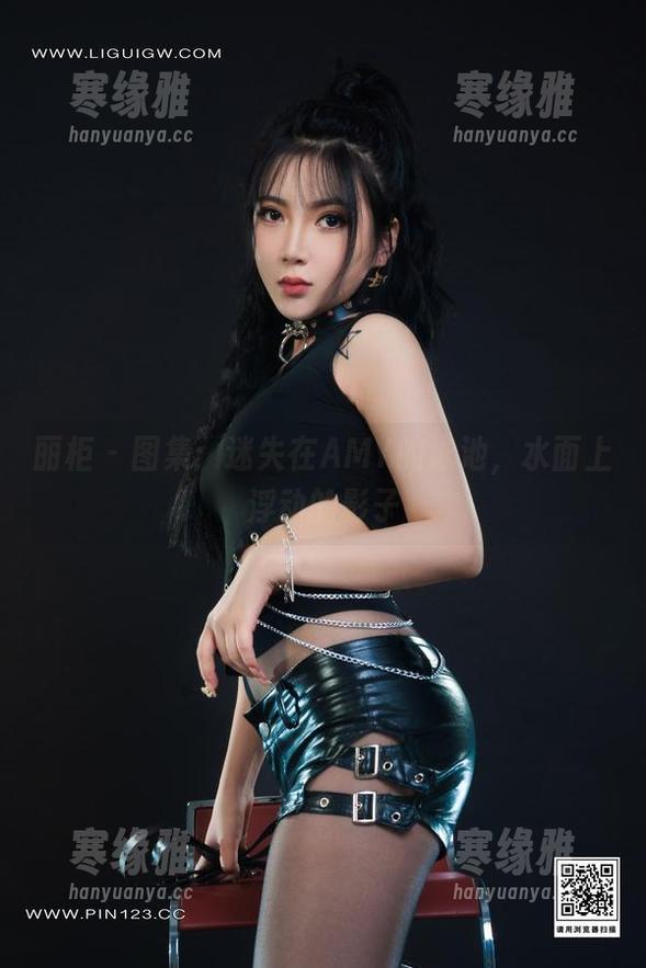 丽柜 - 图集：迷失在AMY的泳池，水面上浮动的影子