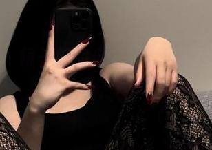 微密圈 – 镜子前的保守的二舅妈大放异彩：观看合集，趣味横生！