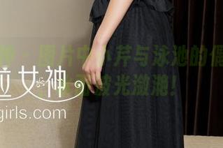 克拉女神 – 图片中小芹与泳池的偶然邂逅，水面波光潋滟！