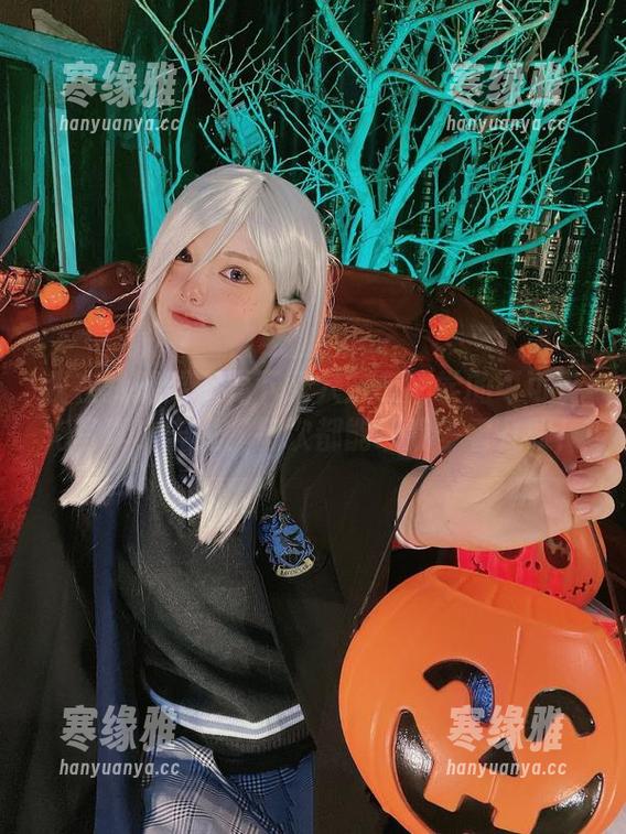 六二二同学 我在犹豫要不要下载六二二同学的可可莉克写真,毕竟,每次都能让我多看几眼!