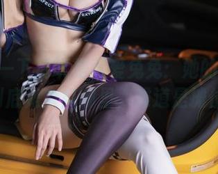 快责问一下周叽是可爱兔兔：她的海边cos衣服到底是来自哪里，难道是摊位特供？