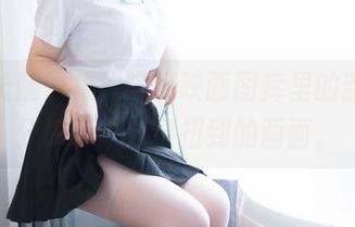 一条长腿黑裙，喵糖映画图库里的新宠，分享脖子都要扭到的画面。