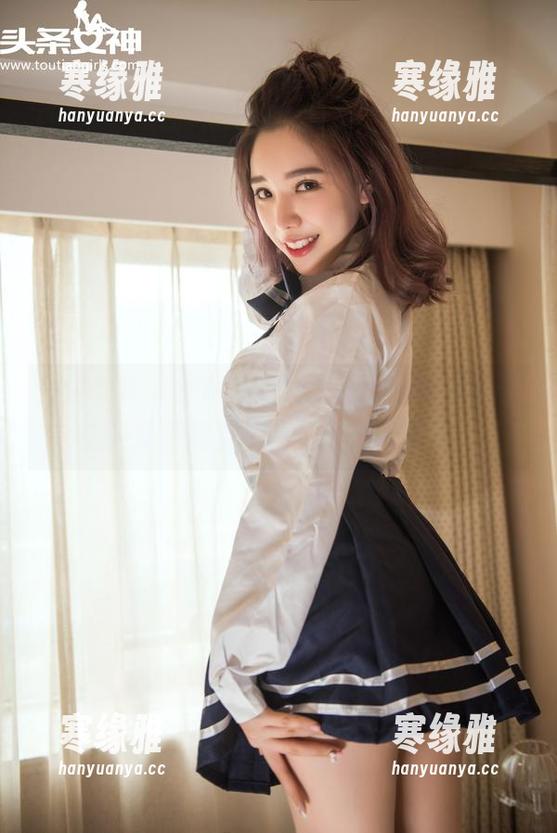 头条女神 - 原图里的周思超，穿这海军学生服是不是要出海打渔了？哈哈！