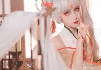 只需一条吊带，奶狮不咬人的全套图包就能点燃不一样的氛围