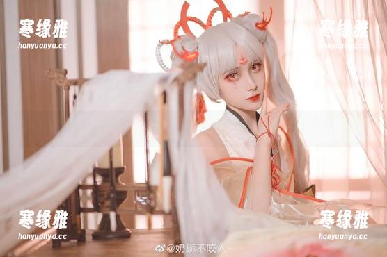只需一条吊带，奶狮不咬人的全套图包就能点燃不一样的氛围