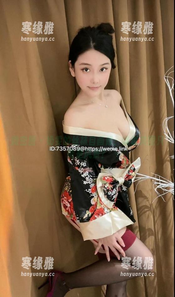 微密圈 - 奶雯的丝袜自画像：谁说美图只能是风景？