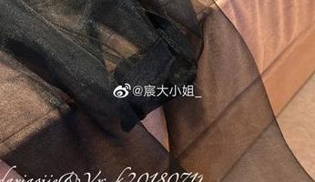 微密圈 – 宸大小姐泳衣私拍，泳池旁边的那些‘不小心’
