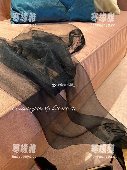 微密圈 - 宸大小姐泳衣私拍，泳池旁边的那些‘不小心’