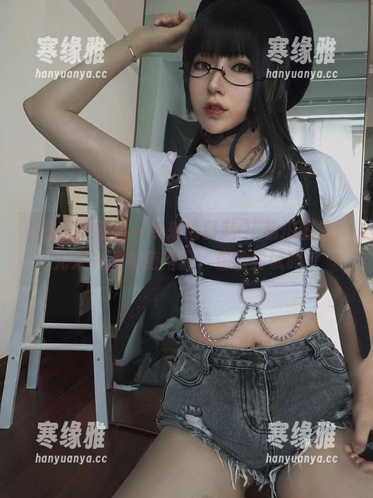 小容仔咕咕咕w带来创口贴OL私拍图集，先来一波奇葩搭配，你敢尝试吗？
