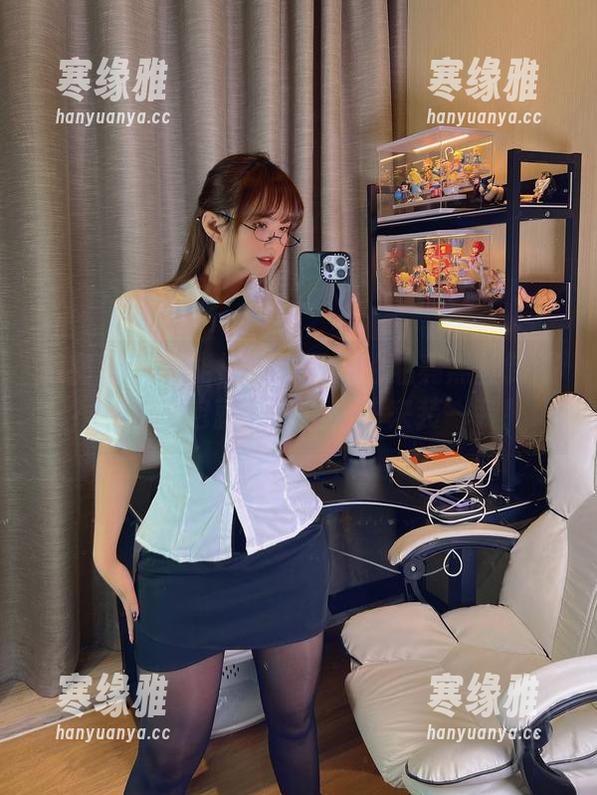 微密圈 - 谁能拒绝张思允的油亮黑丝制服？福利图包就在这里，快来装一装！