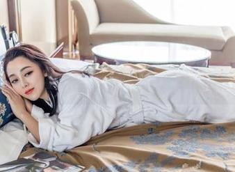 推女神 – 佟蔓这件毛衣福利真不一般，原图在这儿！