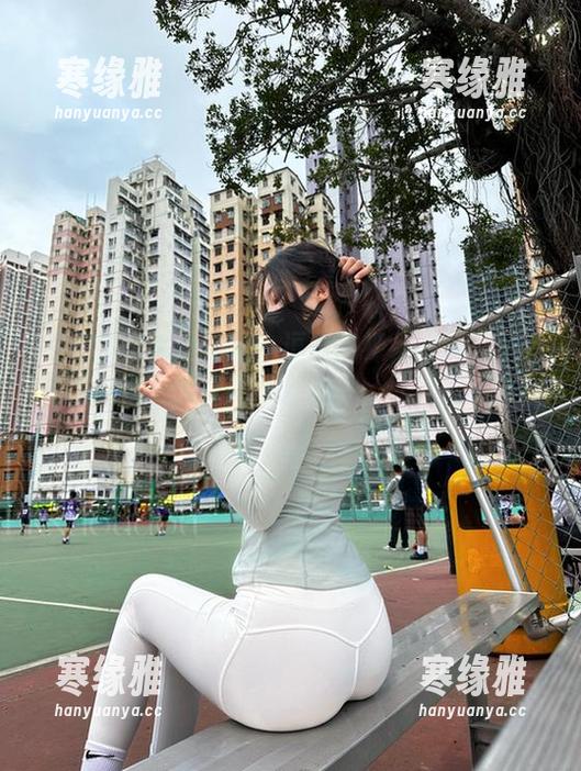 微密圈 - 就是要是小逗逗的裸足福利！图片里透露着一种无形的吸引力，让人欲罢不能。