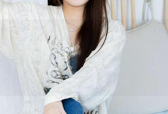 物恋传媒 – 这组作品里的elise，完全没顾忌地玩转自拍，快来翻翻这些幽默的图片！