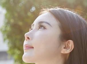 蜜桃社 – 杏子空姐图集：在飞机上，那种轻盈的姿态是不是也会埋藏心事？
