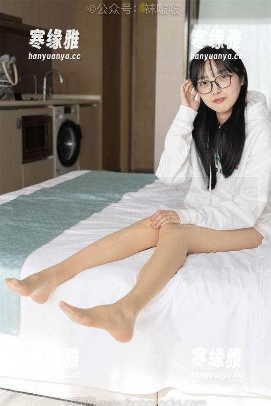 袜啵啵 - 看小甜豆的私房写真，油亮肉丝与透明脚尖的绝妙搭配。