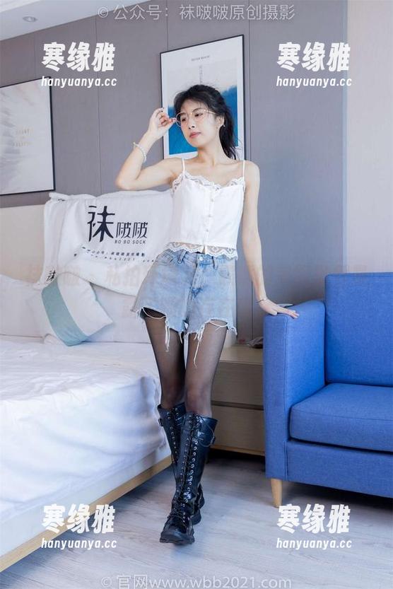 袜啵啵 - 私拍环境下，熊熊的美图默默暴露了腿的存在感。