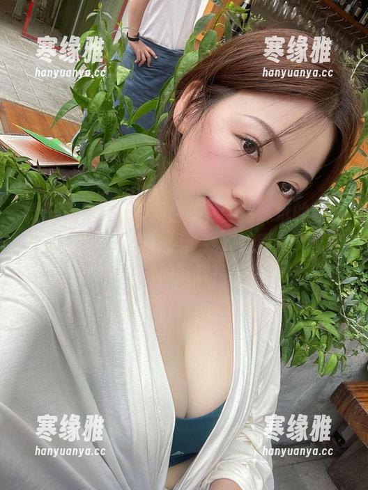 微密圈 - 更新最新合集，雪怡妹纸的红色吊带镂空—包容性强，我支持所有文化背景的喜欢！