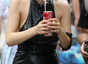 魔镜街拍 – 私房一隅：萌宝儿在广场里的包臀裙肉丝图集，哈哈镜也给力