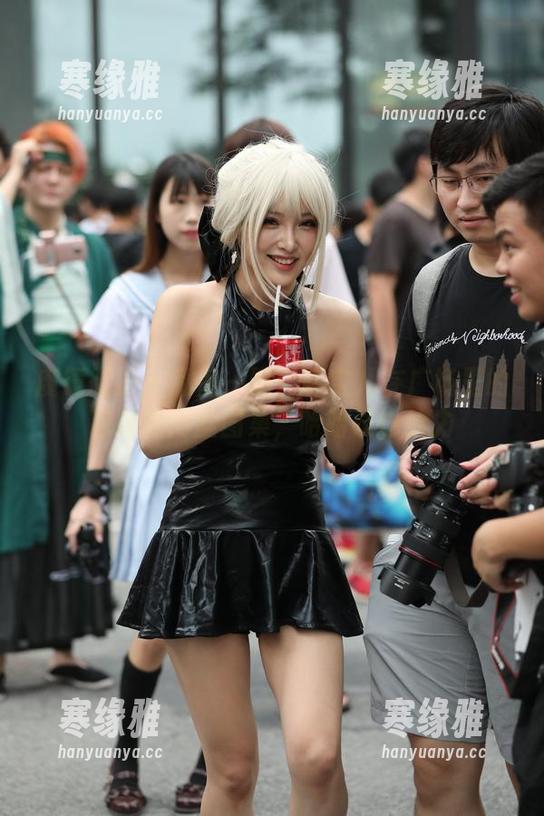 魔镜街拍-萌宝儿 魔镜街拍 - 私房一隅:萌宝儿在广场里的包臀裙肉丝图集,哈哈镜也给力
